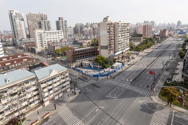 Những hình ảnh tái hiện ác mộng Vũ Hán năm 2020: Thượng Hải phồn hoa biến thành thành phố hoang, toàn bộ cuộc sống như chững lại - Ảnh 5.