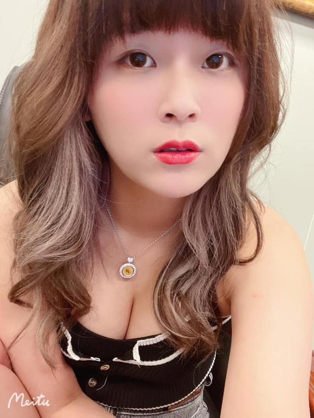 Thể hiện kỹ năng nấu ăn trên sóng, nữ streamer xinh đẹp gặp sự cố nghiêm trọng, bắn nguyên chảo dầu nóng vào người - Ảnh 1. Thể hiện kỹ năng nấu ăn trên sóng, nữ streamer xinh đẹp gặp sự cố nghiêm trọng, bắn nguyên chảo dầu nóng vào người - Ảnh 1.