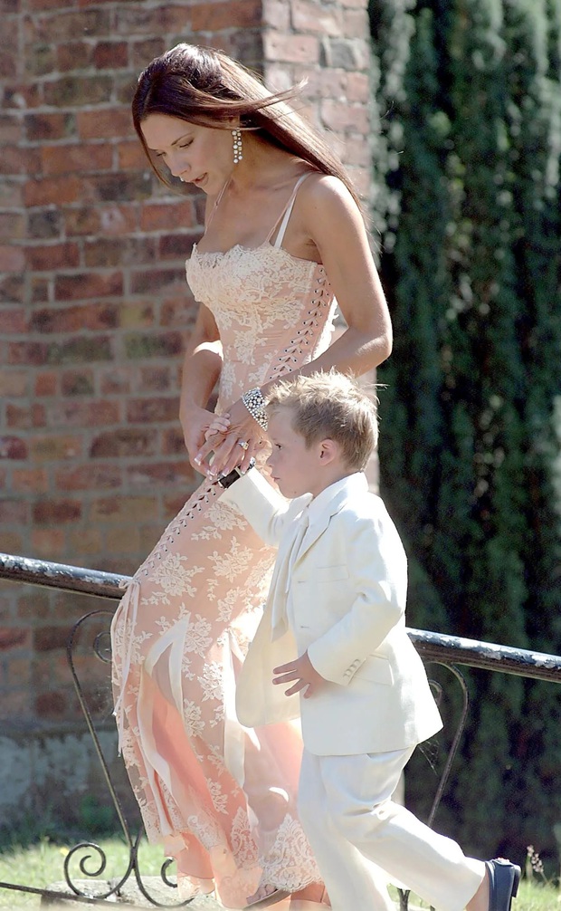 Victoria Beckham ở đám cưới nào cũng chặt chém nhiệt tình, nàng dâu mới mà nhìn thấy bộ cuối chắc rén lắm - Ảnh 7.