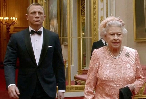 Choáng với 5 lần Hoàng gia Anh đá sân diễn xuất: Nữ hoàng Elizabeth II chiếm sóng toàn cầu, anh em William - Harry đóng bom tấn - Ảnh 1.