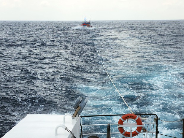 Cứu nạn thành công thuyền viên chiếc tàu có nguy cơ chìm trên vùng biển quần đảo Hoàng Sa - Ảnh 2.