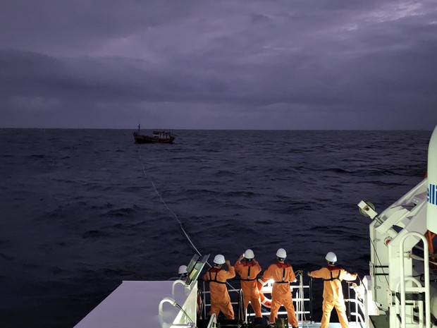Cứu nạn thành công thuyền viên chiếc tàu có nguy cơ chìm trên vùng biển quần đảo Hoàng Sa - Ảnh 3.