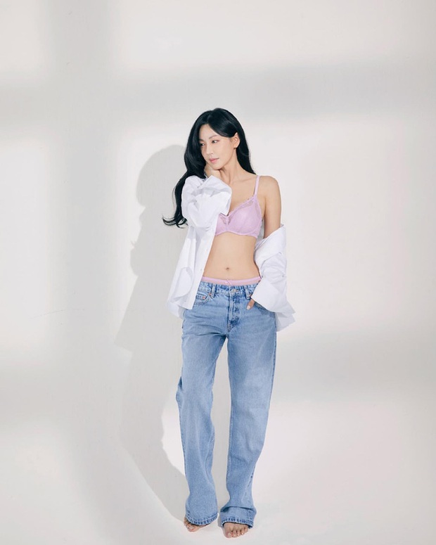 Nữ chính Thương Ngày Nắng Về bản Hàn tái xuất so hot, netizen mắt tròn mắt dẹt: Body cuốn nhưng hiền quá nhìn không quen - Ảnh 6. Nữ chính Thương Ngày Nắng Về bản Hàn tái xuất so hot, netizen mắt tròn mắt dẹt: Body cuốn nhưng hiền quá nhìn không quen - Ảnh 6.