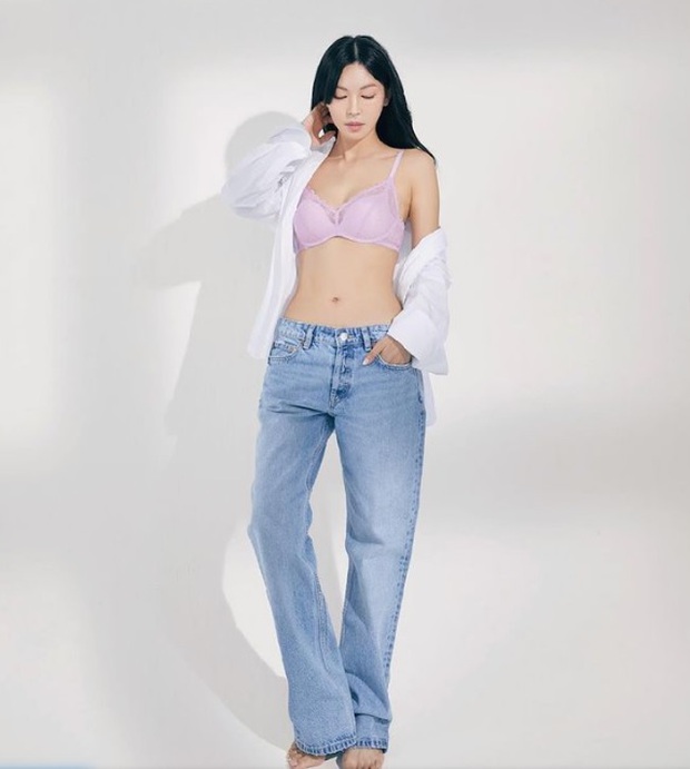Nữ chính Thương Ngày Nắng Về bản Hàn tái xuất so hot, netizen mắt tròn mắt dẹt: Body cuốn nhưng hiền quá nhìn không quen - Ảnh 8. Nữ chính Thương Ngày Nắng Về bản Hàn tái xuất so hot, netizen mắt tròn mắt dẹt: Body cuốn nhưng hiền quá nhìn không quen - Ảnh 8.