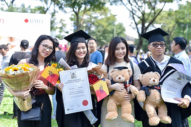 The trillion-dollar graduation ceremony at RMIT: Many cumbersome and luxurious rules like European schools give students a privilege that not everyone has - Photo 4.