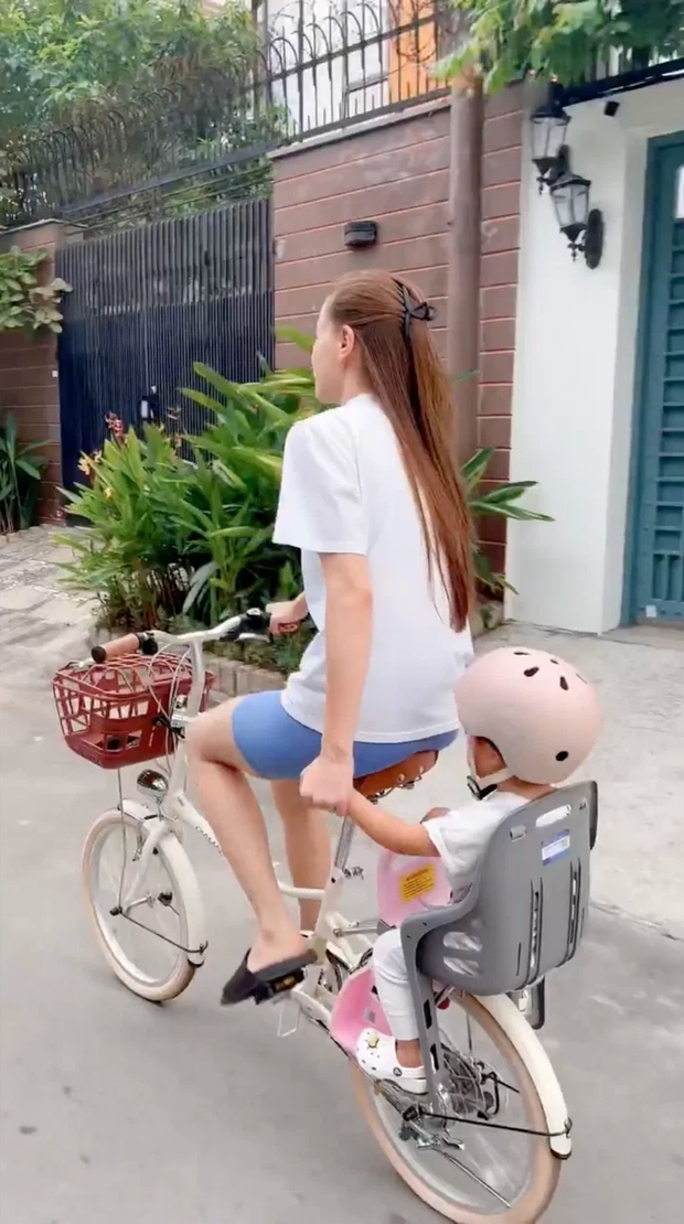 2 chiếc xe đạp mới tinh được Hà Hồ - Kim Lý sắm về để chở dàn nhóc tỳ dạo chơi: hàng Nhật Bản chất lượng cao, dễ dàng gấp gọn và nhét vừa cốp ô tô - Ảnh 2.
