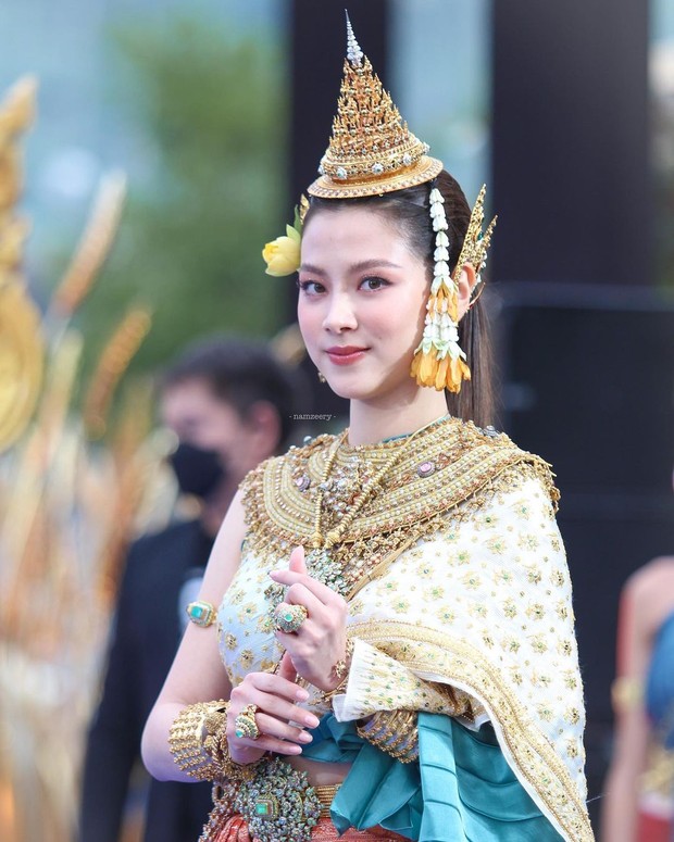 Nữ thần Songkran lộ diện: Baifern (Chiếc Lá Bay) đẹp kinh diễm trong trang phục 1,3 tỷ, visual thăng hạng ngoạn mục giữa Icon Siam - Ảnh 8.