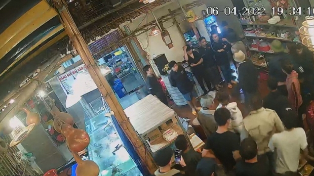 Getting restaurant staff to line up to apologize, 6 thugs were prosecuted - Photo 1.