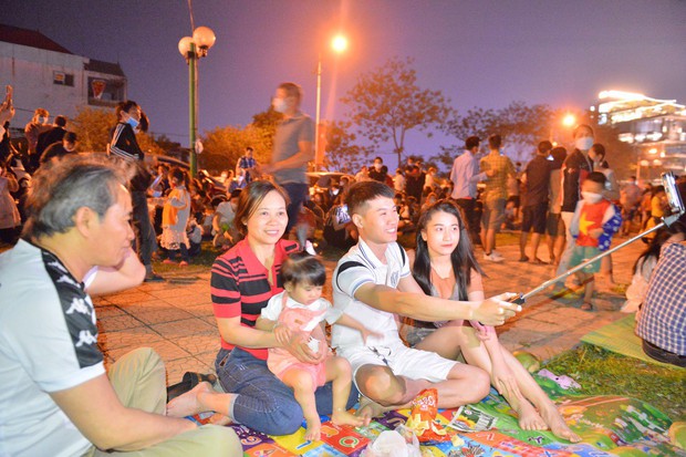 Ảnh: Cảnh biển người đổ về công viên Văn Lang xem pháo hoa tại lễ hội đền Hùng - Ảnh 10.