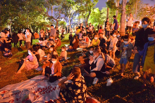 Ảnh: Cảnh biển người đổ về công viên Văn Lang xem pháo hoa tại lễ hội đền Hùng - Ảnh 6.