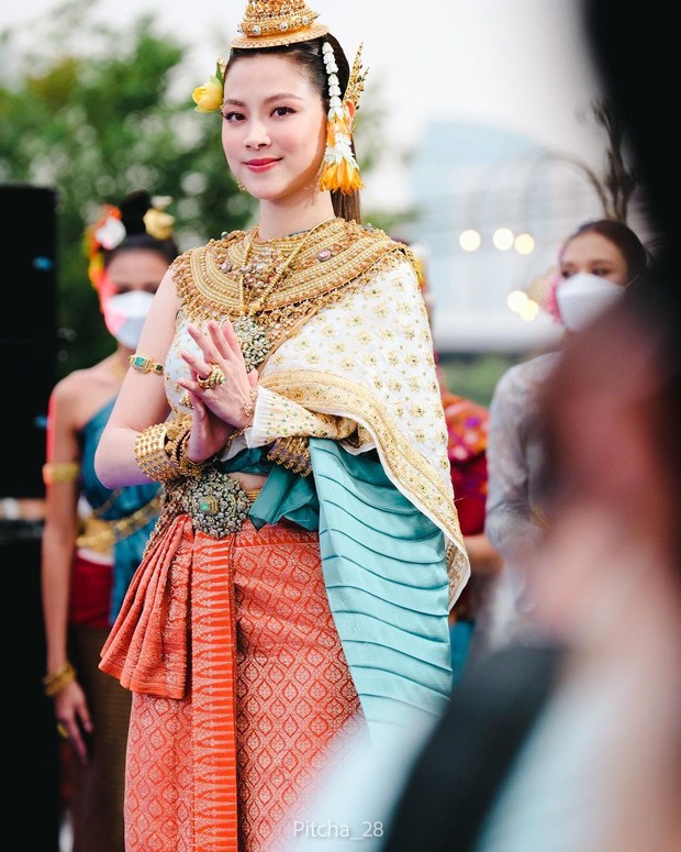 Nữ thần Songkran lộ diện: Baifern (Chiếc Lá Bay) đẹp kinh diễm trong trang phục 1,3 tỷ, visual thăng hạng ngoạn mục giữa Icon Siam - Ảnh 9.