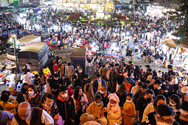 Ảnh: Biển người ken đặc ở chợ đêm Đà Lạt trong tối đầu tiên của kỳ nghỉ lễ 10/3, một số nơi không còn chỗ gửi xe - Ảnh 8.