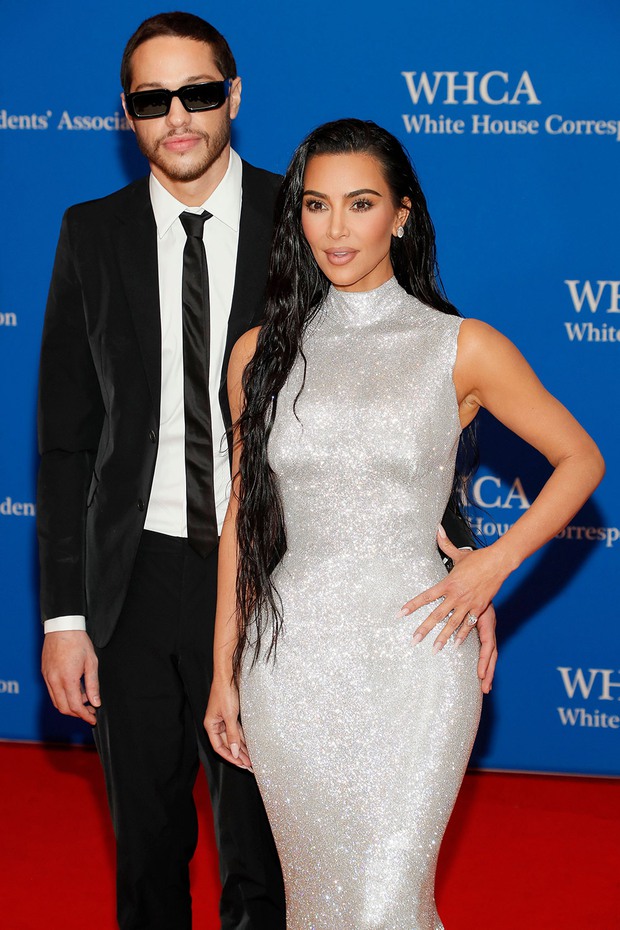 Kim Kardashian lần đầu cùng bạn trai kém 13 tuổi đi thảm đỏ: Nhìn như bà hoàng và vệ sĩ, sự chú ý đổ dồn vào tay của đàng trai - Ảnh 4.