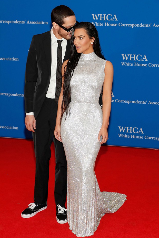 Kim Kardashian lần đầu cùng bạn trai kém 13 tuổi đi thảm đỏ: Nhìn như bà hoàng và vệ sĩ, sự chú ý đổ dồn vào tay của đàng trai - Ảnh 5.
