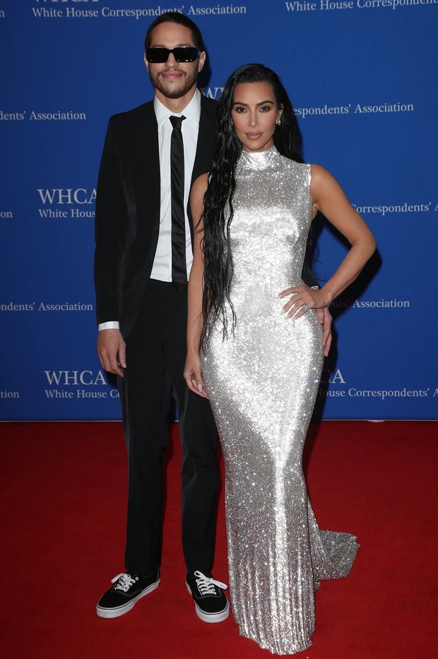 Kim Kardashian lần đầu cùng bạn trai kém 13 tuổi đi thảm đỏ: Nhìn như bà hoàng và vệ sĩ, sự chú ý đổ dồn vào tay của đàng trai - Ảnh 3.