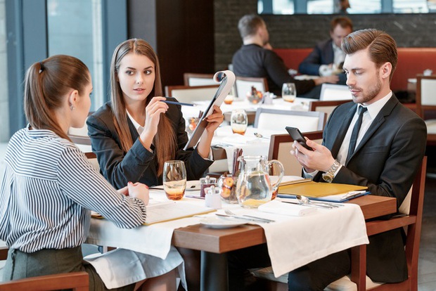 Trong buổi tiệc, nếu sếp nhờ ra xe lấy hộ tôi món đồ mà bạn thật sự ra đó lấy thì bạn đã THUA rồi: Người thông minh thường không dại làm thế! - Ảnh 2. Trong buổi tiệc, nếu sếp nhờ ra xe lấy hộ tôi món đồ mà bạn thật sự ra đó lấy thì bạn đã THUA rồi: Người thông minh thường không dại làm thế! - Ảnh 2.