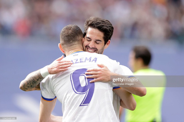 Vùi dập không thương tiếc đội chiếu dưới, Real Madrid vô địch La Liga đầy hoành tráng - Ảnh 4. Vùi dập không thương tiếc đội chiếu dưới, Real Madrid vô địch La Liga đầy hoành tráng - Ảnh 4.