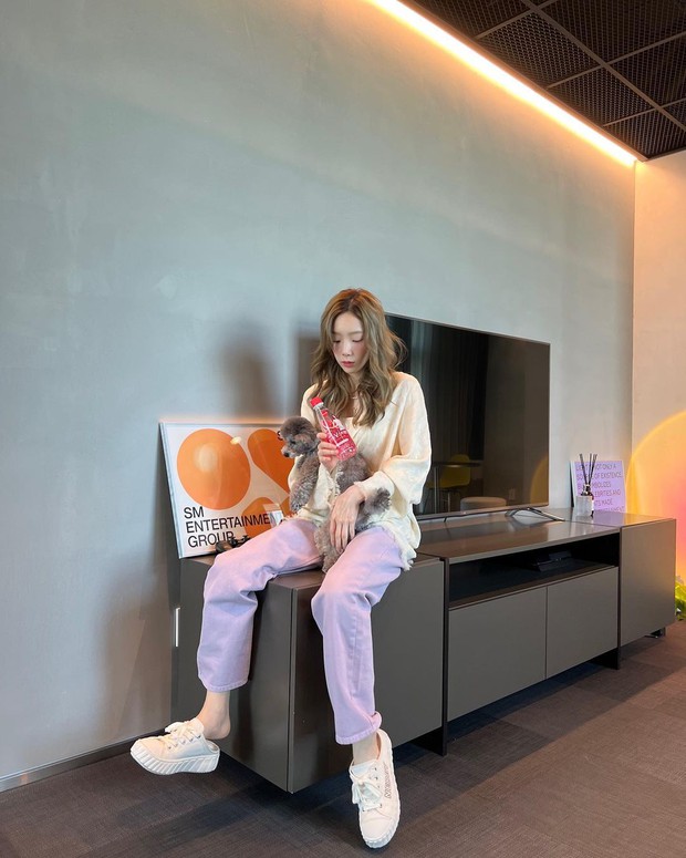 U mê gu thời trang của 2 chị đẹp SNSD: Tiffany siêu bánh bèo, Taeyeon chỉ diện đồ basic mà hack tuổi ngon ơ!  - Ảnh 23.