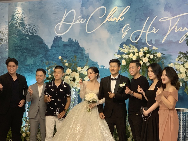 Văn Hậu, Bùi Tiến Dũng cực điển trai ở đám cưới Hà Đức Chinh, bạn gái Quang Hải chiếm spotlight trong dàn khách nữ - Ảnh 16.