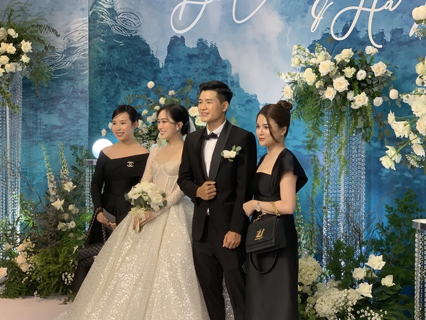 Văn Hậu, Bùi Tiến Dũng cực điển trai ở đám cưới Hà Đức Chinh, bạn gái Quang Hải chiếm spotlight trong dàn khách nữ - Ảnh 17.