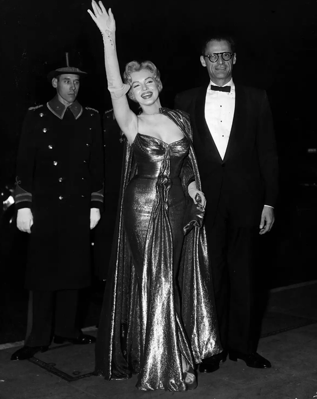 Cuộc gặp mặt có 1-0-2 giữa Nữ hoàng Anh với biểu tượng gợi cảm huyền thoại Marilyn Monroe: Chỉ vài giây ngắn ngủi nhưng chấn động cả thế giới - Ảnh 2.