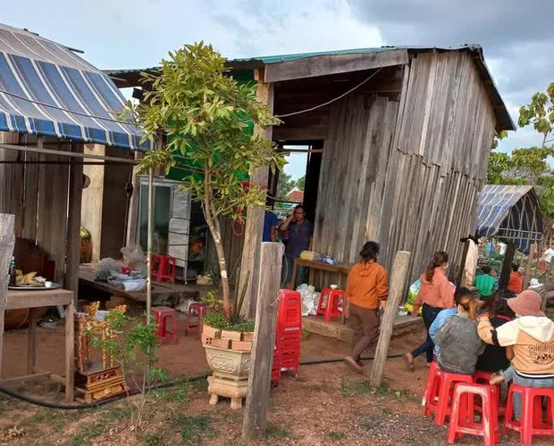 Vừa khâm liệm cho vợ, chồng ra sau nhà treo cổ tự tử - Ảnh 2. Vừa khâm liệm cho vợ, chồng ra sau nhà treo cổ tự tử - Ảnh 2.