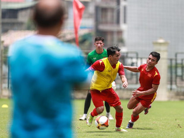 Tiền đạo U23 Việt Nam nhăn mặt, thở dốc sau buổi tập nặng dưới nắng gắt - Ảnh 3.