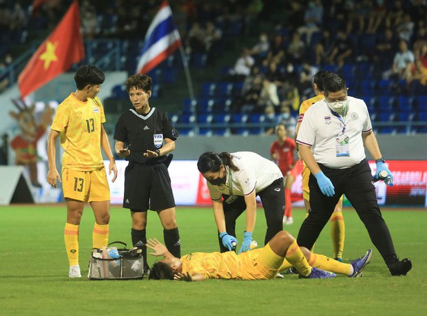 Trọng tài nữ Việt Nam có hành động đẹp với đồng nghiệp tại SEA Games 31 - Ảnh 4. Trọng tài nữ Việt Nam có hành động đẹp với đồng nghiệp tại SEA Games 31 - Ảnh 4.