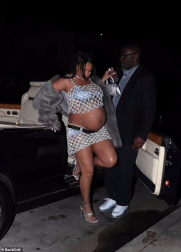 Bà bầu tỷ phú Rihanna mặc váy lưới khoe bụng bầu cuối thai kỳ - Ảnh 5.