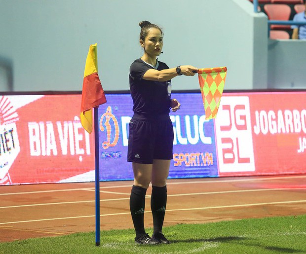 Trọng tài nữ Việt Nam có hành động đẹp với đồng nghiệp tại SEA Games 31 - Ảnh 5.