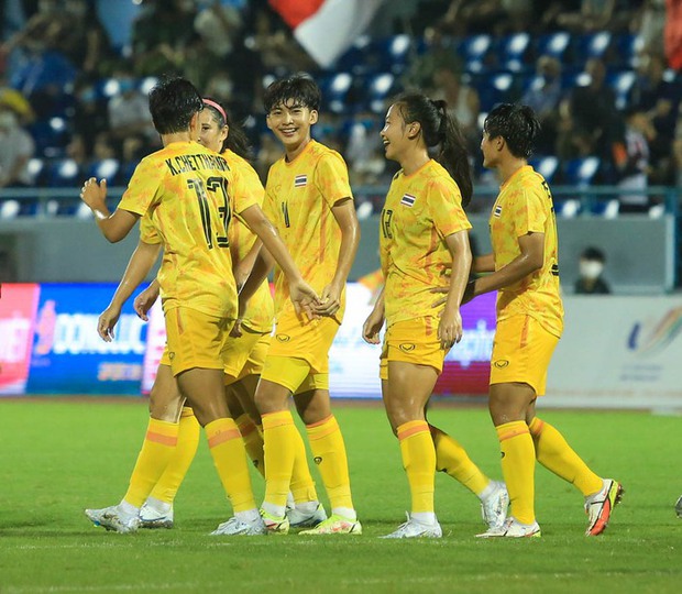 Trọng tài nữ Việt Nam có hành động đẹp với đồng nghiệp tại SEA Games 31 - Ảnh 7. Trọng tài nữ Việt Nam có hành động đẹp với đồng nghiệp tại SEA Games 31 - Ảnh 7.