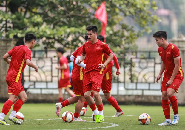 Tiền đạo U23 Việt Nam nhăn mặt, thở dốc sau buổi tập nặng dưới nắng gắt - Ảnh 7.