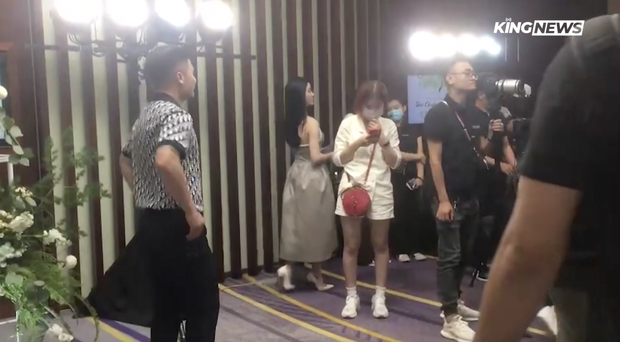 The public moment was as sweet as the back of Quang Hai and his girlfriend, he also gave the wallet to the manager - Photo 4. The public moment was as sweet as the back of Quang Hai and his girlfriend, he also gave the wallet to the manager - Photo 4.
