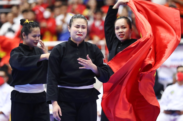 Chờ đợi 14 năm, nữ võ sĩ Việt Nam bật khóc khi giành huy chương vàng SEA Games 31 - Ảnh 3.