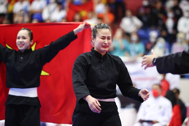 Chờ đợi 14 năm, nữ võ sĩ Việt Nam bật khóc khi giành huy chương vàng SEA Games 31 - Ảnh 4.