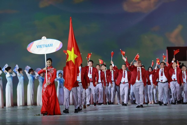 Mãn nhãn với những khoảnh khắc ấn tượng trong lễ khai mạc SEA Games 31: Nốt giao thoa giữa truyền thống và hiện đại tạo nên dấu ấn khó quên - Ảnh 17. Mãn nhãn với những khoảnh khắc ấn tượng trong lễ khai mạc SEA Games 31: Nốt giao thoa giữa truyền thống và hiện đại tạo nên dấu ấn khó quên - Ảnh 17.