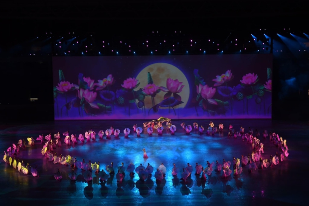 Mãn nhãn với những khoảnh khắc ấn tượng trong lễ khai mạc SEA Games 31: Nốt giao thoa giữa truyền thống và hiện đại tạo nên dấu ấn khó quên - Ảnh 8. Mãn nhãn với những khoảnh khắc ấn tượng trong lễ khai mạc SEA Games 31: Nốt giao thoa giữa truyền thống và hiện đại tạo nên dấu ấn khó quên - Ảnh 8.