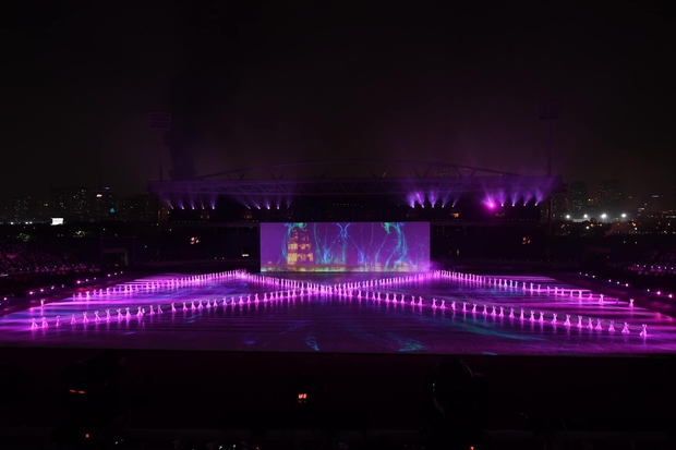 Mãn nhãn với những khoảnh khắc ấn tượng trong lễ khai mạc SEA Games 31: Nốt giao thoa giữa truyền thống và hiện đại tạo nên dấu ấn khó quên - Ảnh 12. Mãn nhãn với những khoảnh khắc ấn tượng trong lễ khai mạc SEA Games 31: Nốt giao thoa giữa truyền thống và hiện đại tạo nên dấu ấn khó quên - Ảnh 12.