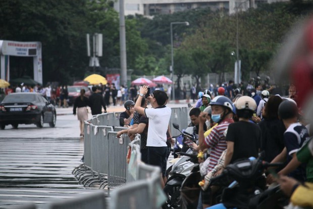 Lễ khai mạc SEA Games 31: An ninh được siết chặt, người dân đội mưa tới sớm trước nhiều tiếng ngóng chờ - Ảnh 7. Lễ khai mạc SEA Games 31: An ninh được siết chặt, người dân đội mưa tới sớm trước nhiều tiếng ngóng chờ - Ảnh 7.