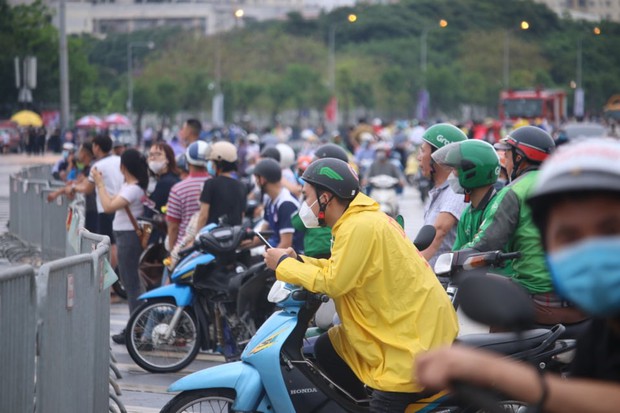 Lễ khai mạc SEA Games 31: An ninh được siết chặt, người dân đội mưa tới sớm trước nhiều tiếng ngóng chờ - Ảnh 5. Lễ khai mạc SEA Games 31: An ninh được siết chặt, người dân đội mưa tới sớm trước nhiều tiếng ngóng chờ - Ảnh 5.