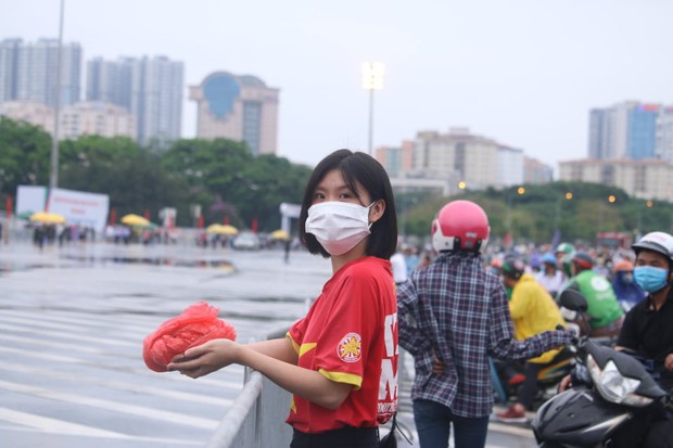 Lễ khai mạc SEA Games 31: An ninh được siết chặt, người dân đội mưa tới sớm trước nhiều tiếng ngóng chờ - Ảnh 6. Lễ khai mạc SEA Games 31: An ninh được siết chặt, người dân đội mưa tới sớm trước nhiều tiếng ngóng chờ - Ảnh 6.