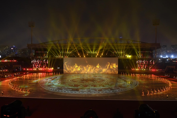 Mãn nhãn với những khoảnh khắc ấn tượng trong lễ khai mạc SEA Games 31: Nốt giao thoa giữa truyền thống và hiện đại tạo nên dấu ấn khó quên - Ảnh 5. Mãn nhãn với những khoảnh khắc ấn tượng trong lễ khai mạc SEA Games 31: Nốt giao thoa giữa truyền thống và hiện đại tạo nên dấu ấn khó quên - Ảnh 5.