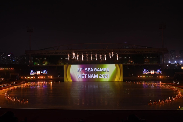 Mãn nhãn với những khoảnh khắc ấn tượng trong lễ khai mạc SEA Games 31: Nốt giao thoa giữa truyền thống và hiện đại tạo nên dấu ấn khó quên - Ảnh 1. Mãn nhãn với những khoảnh khắc ấn tượng trong lễ khai mạc SEA Games 31: Nốt giao thoa giữa truyền thống và hiện đại tạo nên dấu ấn khó quên - Ảnh 1.