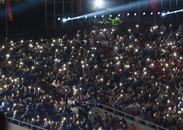Lễ khai mạc SEA Games 31: An ninh được siết chặt, người dân đội mưa tới sớm trước nhiều tiếng ngóng chờ - Ảnh 13. Lễ khai mạc SEA Games 31: An ninh được siết chặt, người dân đội mưa tới sớm trước nhiều tiếng ngóng chờ - Ảnh 13.