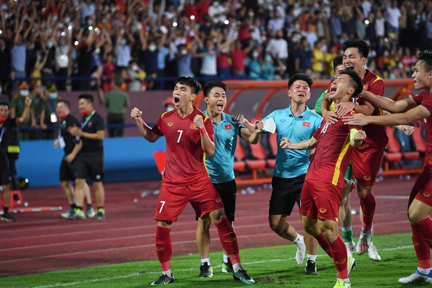 Breaking moment on Nguyen Hue pedestrian street after the victory of U23 Vietnam: fans cheered and celebrated in the rain - Photo 1.