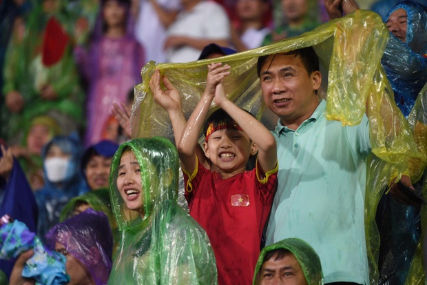 Breaking moment in Nguyen Hue pedestrian street after the victory of U23 Vietnam: fans cheered and celebrated in the rain - Photo 7.