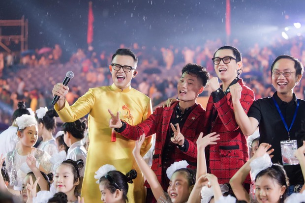MC Đức Bảo gây ấn tượng với màn dẫn chào bằng 11 thứ tiếng tại khai mạc SEA Games 31 - Ảnh 5. MC Đức Bảo gây ấn tượng với màn dẫn chào bằng 11 thứ tiếng tại khai mạc SEA Games 31 - Ảnh 5.