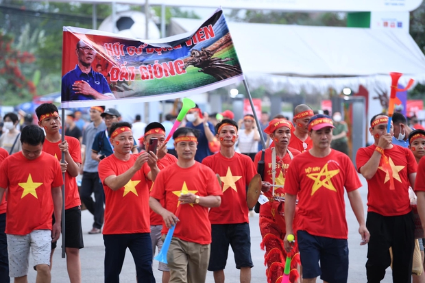 U23 Việt Nam - U23 Myanmar: CĐV Hải Phòng vượt hàng trăm cây số để cổ vũ cho thầy trò Park Hang-seo, phố đi bộ Nguyễn Huệ vẫn rực lửa sau mưa lớn - Ảnh 2. U23 Việt Nam - U23 Myanmar: CĐV Hải Phòng vượt hàng trăm cây số để cổ vũ cho thầy trò Park Hang-seo, phố đi bộ Nguyễn Huệ vẫn rực lửa sau mưa lớn - Ảnh 2.