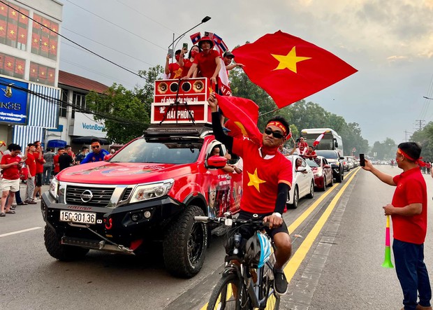 U23 Việt Nam - U23 Myanmar: CĐV Hải Phòng vượt hàng trăm cây số để cổ vũ cho thầy trò Park Hang-seo, phố đi bộ Nguyễn Huệ vẫn rực lửa sau mưa lớn - Ảnh 1. U23 Việt Nam - U23 Myanmar: CĐV Hải Phòng vượt hàng trăm cây số để cổ vũ cho thầy trò Park Hang-seo, phố đi bộ Nguyễn Huệ vẫn rực lửa sau mưa lớn - Ảnh 1.