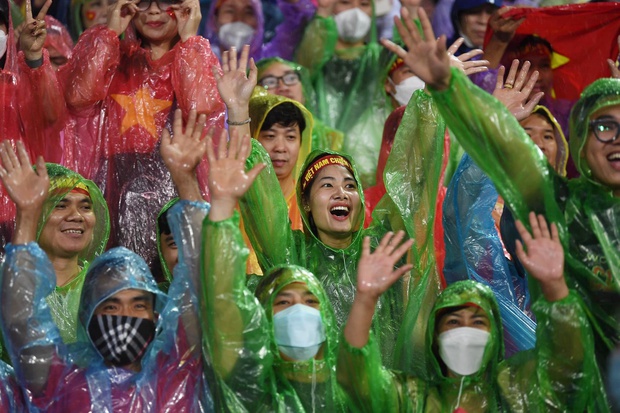 Breaking moment on Nguyen Hue pedestrian street after the victory of U23 Vietnam: fans cheered and celebrated in the rain - Photo 6.